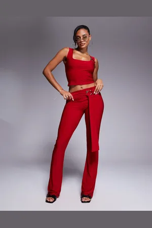 Kaiia Pantalones rojos ceñidos con cinturón y detalle dorado de metal exclusivos de (parte de un conjunto)
