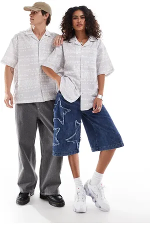 COLLUSION Camisa gris con estampado de titulares y cuello de solapas de tejido liso de algodón de Unisex