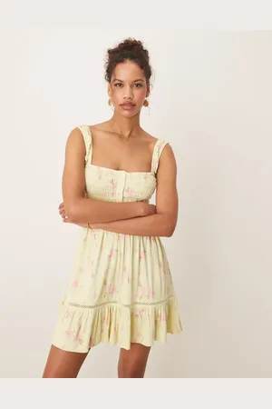 ASOS Vestido corto verde escalonado y fruncido con estampado de florecitas, escote cuadrado y entredós de encaje de -Multicolor