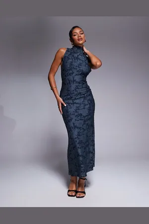 ASOS Vestido largo azul con cuello halter, espalda descubierta y detalle colgante de devoré de