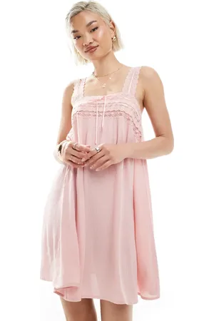 Miss Selfridge Vestido corto rosa empolvado de bambula con ribete de encaje de -Gris