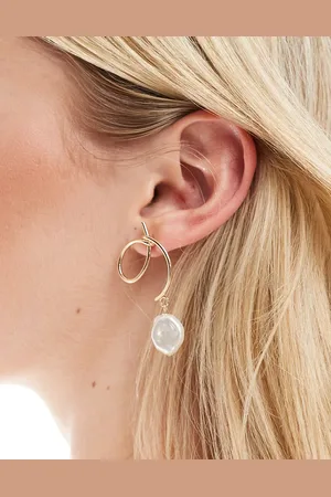 ASOS Pendientes dorados con diseño de espiral con perla sintética de
