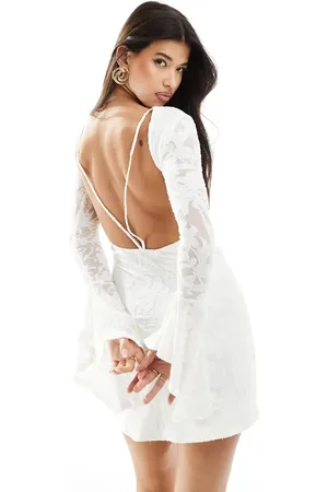 ASOS Vestido corto blanco con espalda baja, puños anchos y diseño devoré de
