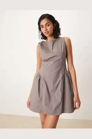 Glamorous Vestido corto marrón carbón de corte recto con detalle moldeado en las caderas de -Gris