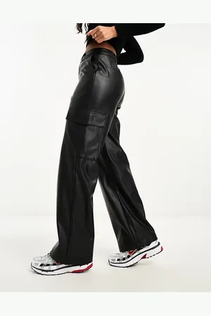 New Look Pantalones negros cargo de cuero sintético de