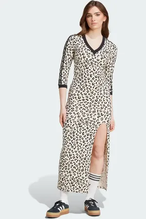 adidas Vestido largo con estampado de leopardo y detalle de 3 rayas de