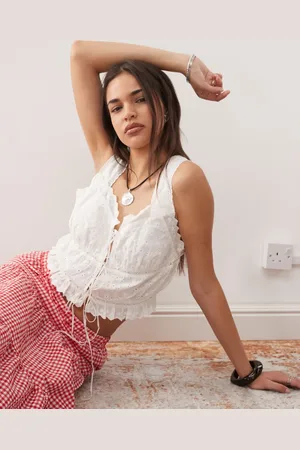 Noisy May Top blanco con bordado inglés y lazada delantera de