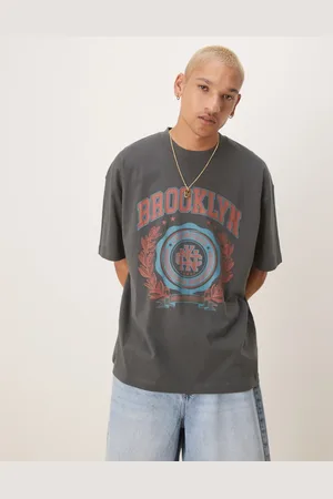 ASOS Camiseta gris carbón extragrande con estampado gráfico universitario de