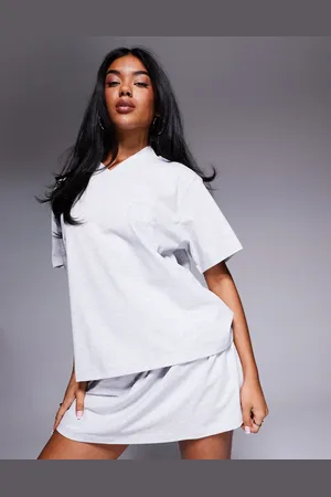 ASOS Camiseta gris jaspeado con cuello de pico y logo bordado de Weekend Collective (parte de un conjunto)