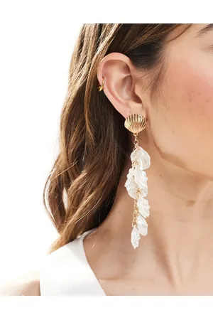 Accessorize Pendientes dorados con diseño colgante alargado de concha y perlas de