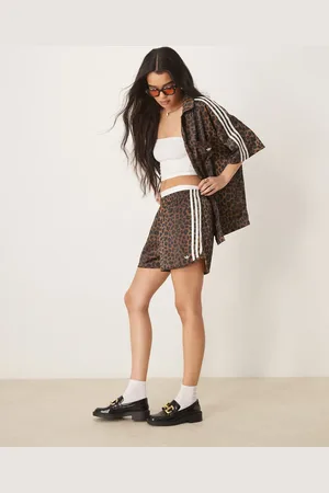 adidas Pantalones cortos con estampado de leopardo de satén Sprinter de