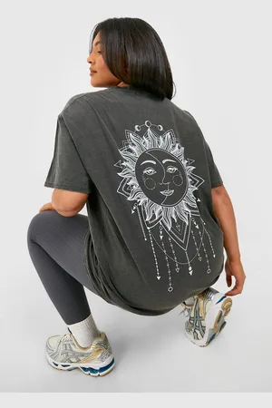 Boohoo Camiseta Plus Oversize Sobreteñida Con Estampado Celestial En La Espalda