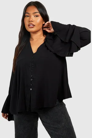 Boohoo Blusa Plus Escotada Con Mangas Acampanadas Y Botones
