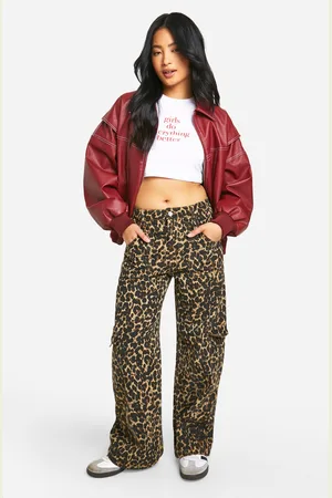 Boohoo Vaqueros Petite Cargo Con Estampado De Leopardo