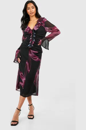 Boohoo Vestido Petite Midaxi De Tela Fruncido Con Estampado De Flores Oscuras Y Volante
