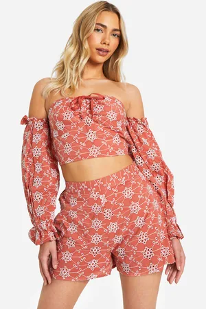 Boohoo Top Crop De Bordado Inglés Con Hombros Descubiertos