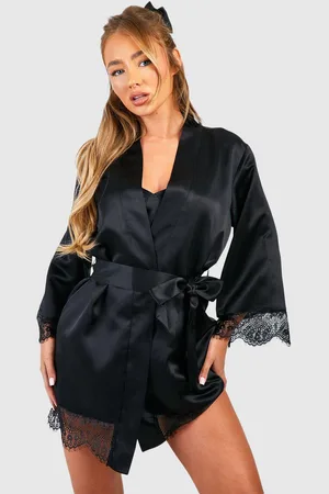 Boohoo Bata De San Valentín De Raso Con Ribete De Encaje