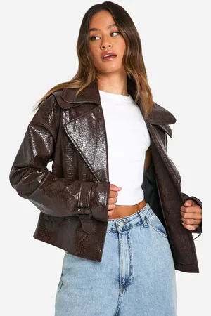 Boohoo Gabardina Tall Crop De Cuero Sintético Con Acabado De Cocodrilo