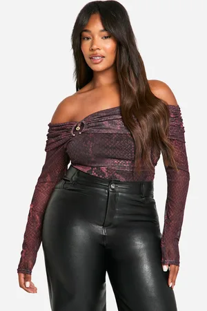 Boohoo Body Plus Con Detalle De Anillo, Escote Bardot Y Estampado De Serpiente Oscuro