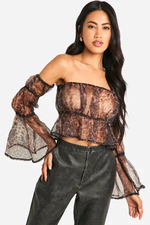 Boohoo Top Crop Holgado De Organdí Con Escote Bardot Y Estampado De Leopardo
