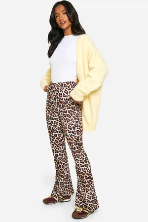 Boohoo Pantalón Petite Básico De Campana Y Tiro Alto Con Estampado De Leopardo