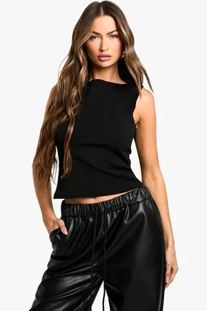 Boohoo Blusa De Tela Crepé Sin Mangas Con Escote Oblicuo