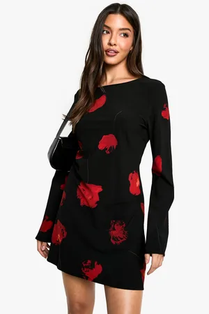 Boohoo Vestido De Flores Oscuras Con Mangas De Campana Y Espalda Baja