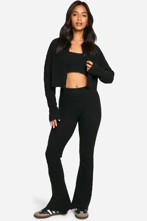 Boohoo Conjunto Petite De 3 Piezas De Pantalón De Campana, Top Crop Y Cárdigan De Punto En Ochos Suave