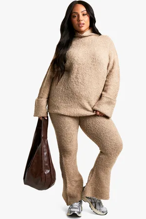 Boohoo Conjunto Coordinado Plus De Pantalón De Campana Y Jersey De Punto Con Cuello Alto Y Borreguito