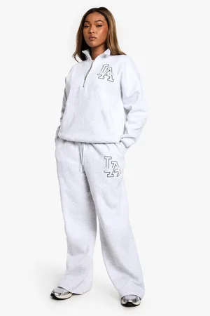 Boohoo Pantalón Deportivo Plus De Pernera Recta Con Bordado La