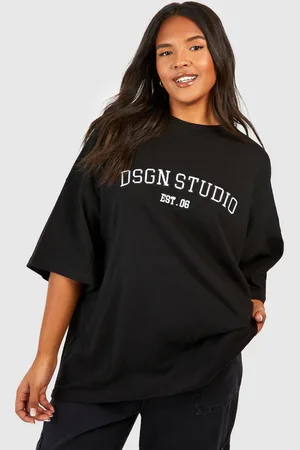 Boohoo Camiseta Plus Oversize Con Aplique Dsgn Studio