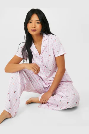 Boohoo Conjunto Petite De Pantalón Largo De Manga Corta Con Estampado De Cerezas Y Cuadros Vichy