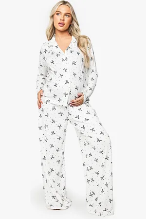 Boohoo Pijama Premamá De Pantalón Largo Y Camisa Con Estampado De Lazo