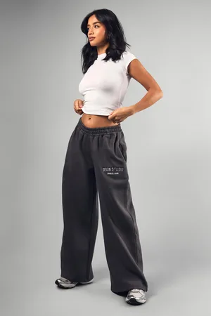 Boohoo Pantalón Deportivo Petite Recto Con Aplique Dsgn Studio