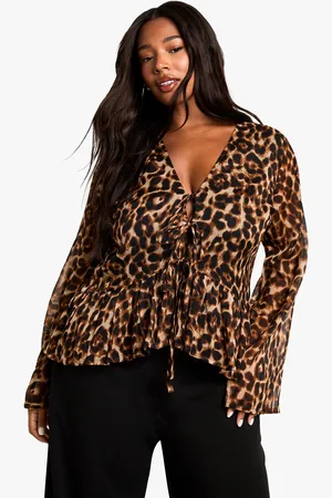 Boohoo Blusa Plus Con Volante, Atadura Frontal Y Estampado De Leopardo