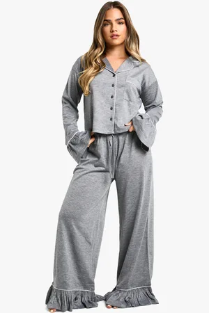 Boohoo Pijama Petite De Manga Larga Con Volante En El Bajo