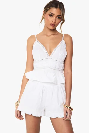 Boohoo Pantalón Corto Con Volante En El Bajo Y Inserción De Encaje