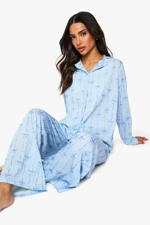 Boohoo Pijama Petite De Pantalón Largo Y Camisa Con Lazo