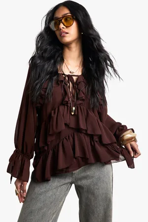 Boohoo Blusa Con Volante Y Atadura Frontal