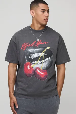 Boohoo Camiseta Oversize Color Carbón Con Cuello Extendido Y Estampado Gráfico Desteñido De Labios De Cereza