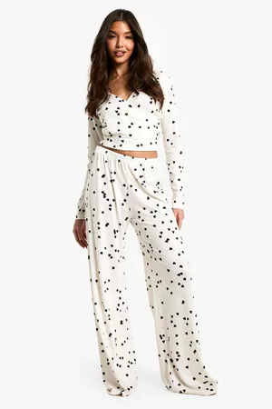 Boohoo Pijama De Pantalón Largo Y Top Cruzado Con Estampado De Corazones