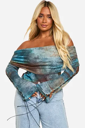 Boohoo Top Plus Con Escote Bardot, Tiras Cruzadas Y Estampado Grunge
