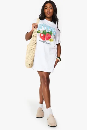 Boohoo Vestido Camiseta Plus Oversize Con Estampado De Saint Tropez