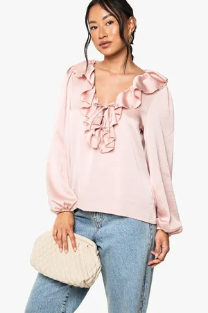 Boohoo Blusa De Raso Martillado Con Volante