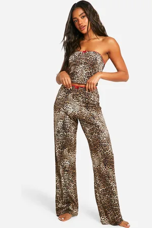 Boohoo Conjunto Para Estar En Casa De Pantalón Y Palabra De Honor Con Estampado De Leopardo
