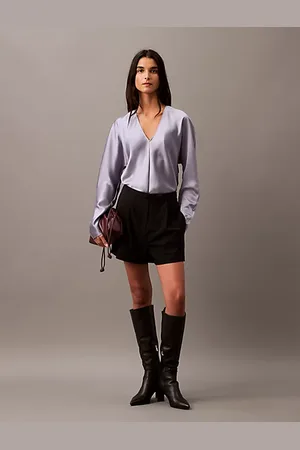 Calvin Klein Blusa de satén con cuello de pico