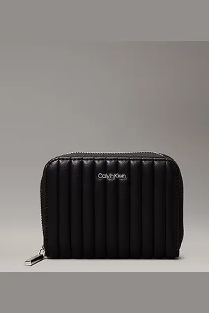 Calvin Klein Cartera acolchada con cremallera en el contorno