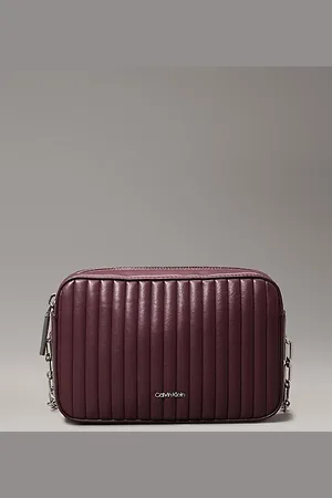 Calvin Klein Bandolera acolchada con solapa