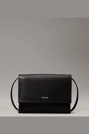 Calvin Klein Bandolera pequeña de piel