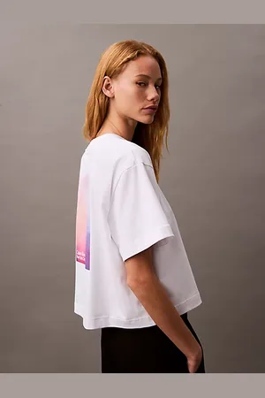 Calvin Klein Camiseta cropped con estampado iridiscente